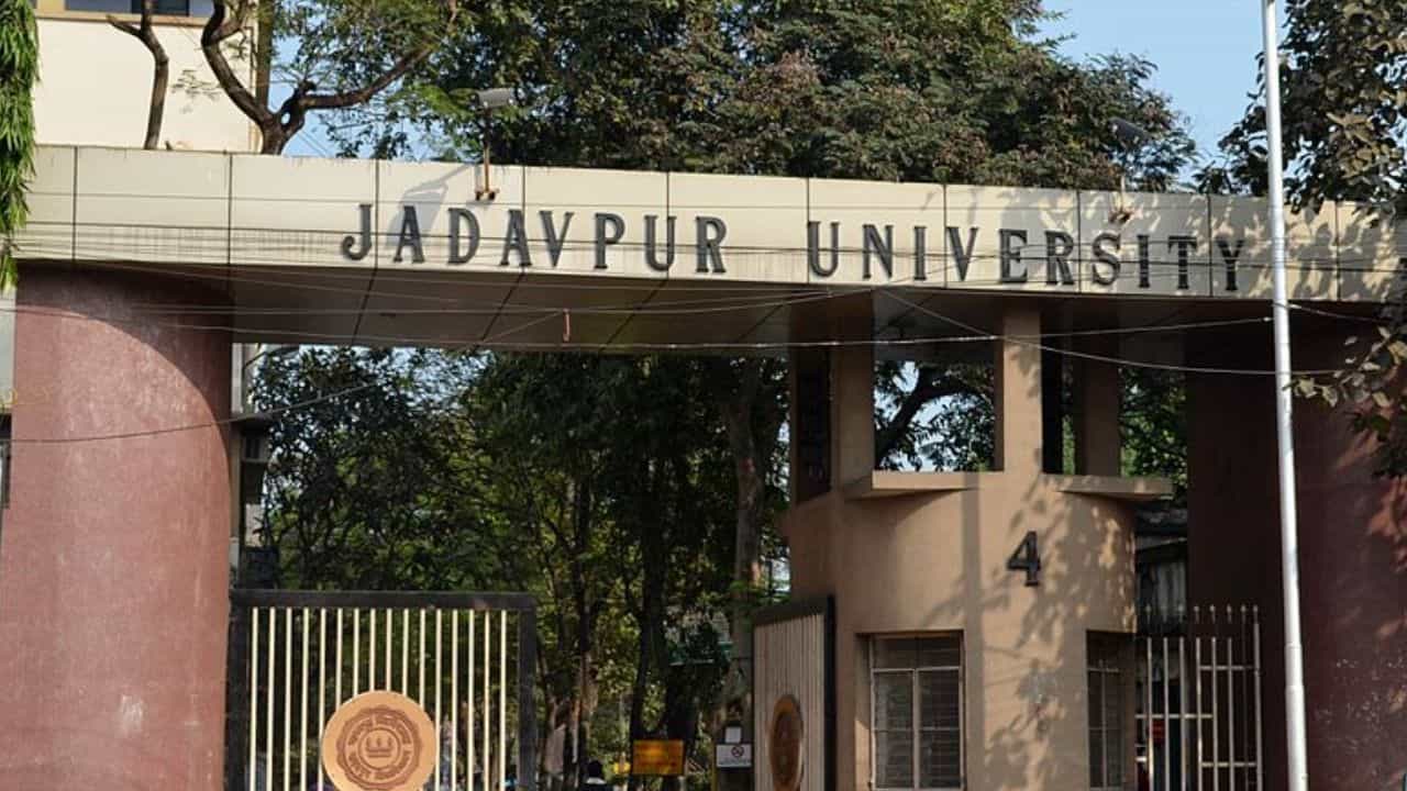 Jadavpur University: দৃষ্টিহীন ছাত্রীর ঝুলন্ত দেহ উদ্ধার, কাঠগড়ায় যাদবপুর বিশ্ববিদ্যালয়েরই এক পড়ুয়া ও গবেষক Jadavpur University: দৃষ্টিহীন ছাত্রীর ঝুলন্ত দেহ উদ্ধার, কাঠগড়ায় যাদবপুর বিশ্ববিদ্যালয়েরই এক পড়ুয়া ও গবেষক