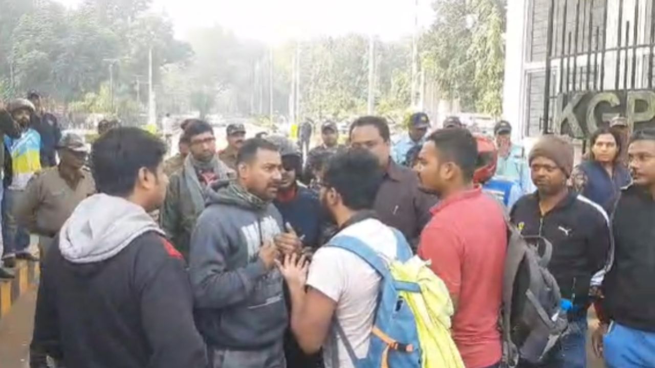 Kharagpur IIT: খড়গপুর আইআইটিতে বিক্ষোভ, মেইন গেট বন্ধ করে প্রতিবাদ