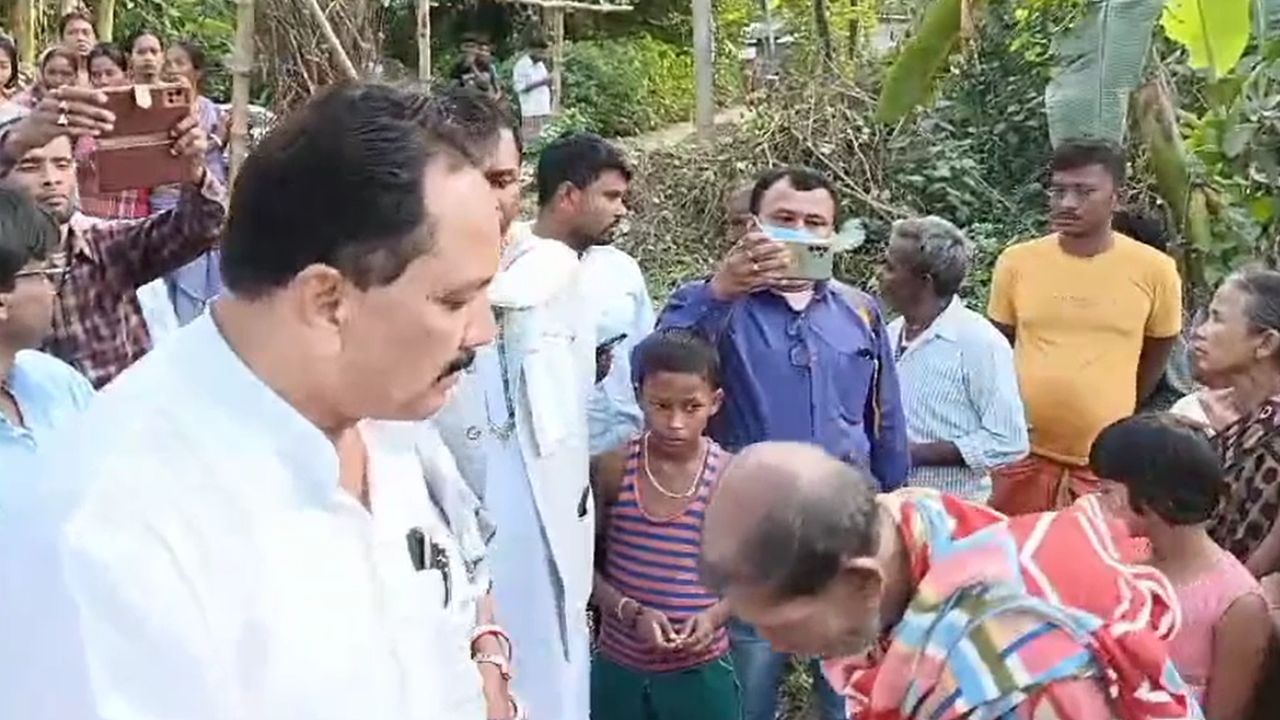 VIDEO: 'রাস্তাটা এবার করে দিন', তৃণমূল নেতার পায়ে ধরলেন বৃদ্ধ গ্রামবাসী