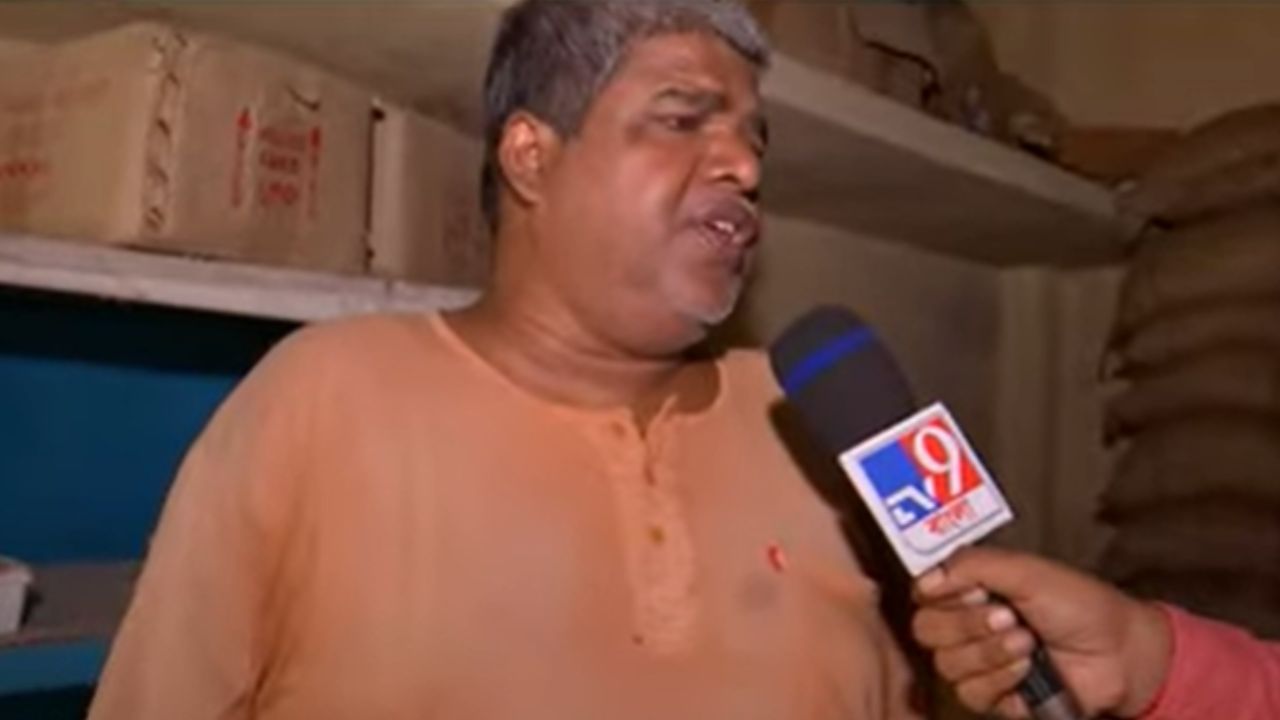 Ration Scam: রেশনের চাল-গম মজুতের তথ্যেও কি গরমিল? ডিলারদের অভিযোগ ঘিরে জোর তরজা Ration Scam: রেশনের চাল-গম মজুতের তথ্যেও কি গরমিল? ডিলারদের অভিযোগ ঘিরে জোর তরজা