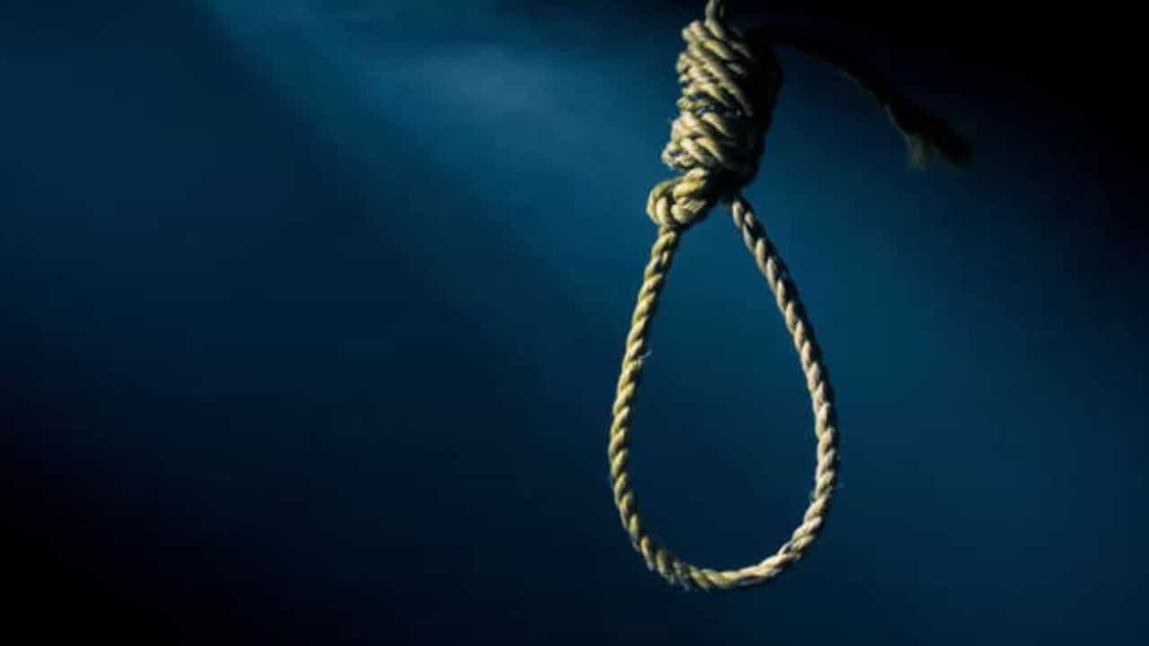 Wife Suicide: 'মৃত্যুশোকে' নিজেকে শেষ করে দিলেন স্ত্রী, অথচ স্বামী তো বেঁচেই আছেন... Wife Suicide: 'মৃত্যুশোকে' নিজেকে শেষ করে দিলেন স্ত্রী, অথচ স্বামী তো বেঁচেই আছেন...
