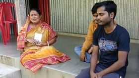 ৮ দিন ধরে সুড়ঙ্গ ধসে আটকে স্বামী, কান্নায় ভাসছে পরিবার ৮ দিন ধরে সুড়ঙ্গ ধসে আটকে স্বামী, কান্নায় ভাসছে পরিবার