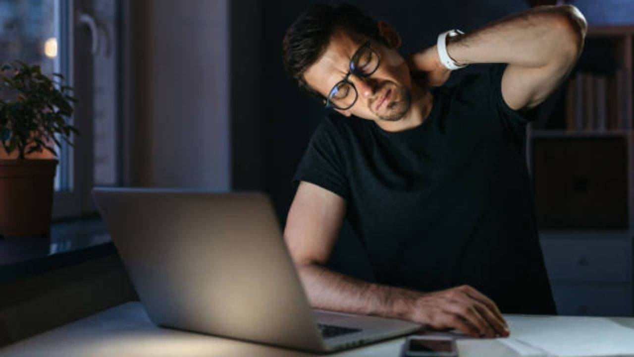 Neck Pain: একটানা বসে কাজ করলে ঘাড়ে ব্যথা শুরু হয়ে যায়? যে ৫ কারণে এমনটা ঘটে