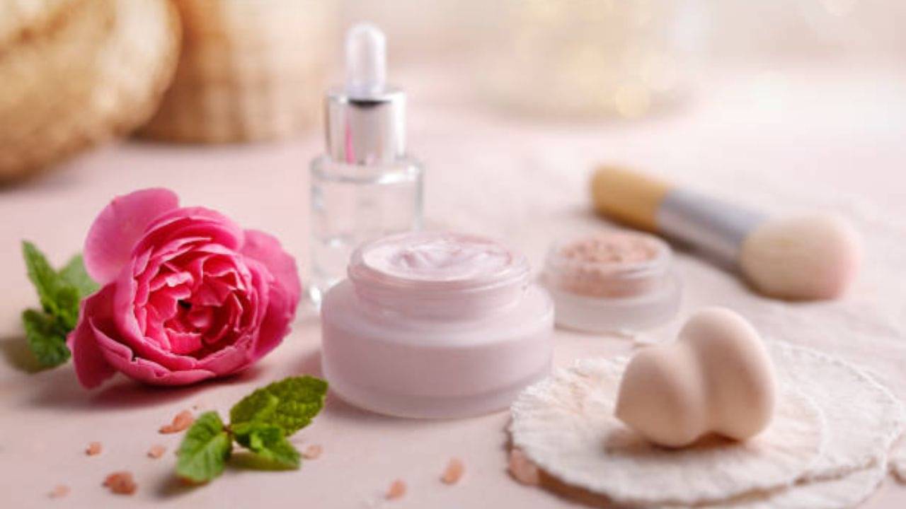 DIY Night Cream: কয়েক শটাকা খরচ না করে বাড়িতে বানান নাইট ক্রিম, শীতের রাতে ত্বক ফিরে পাবে কোমলতা