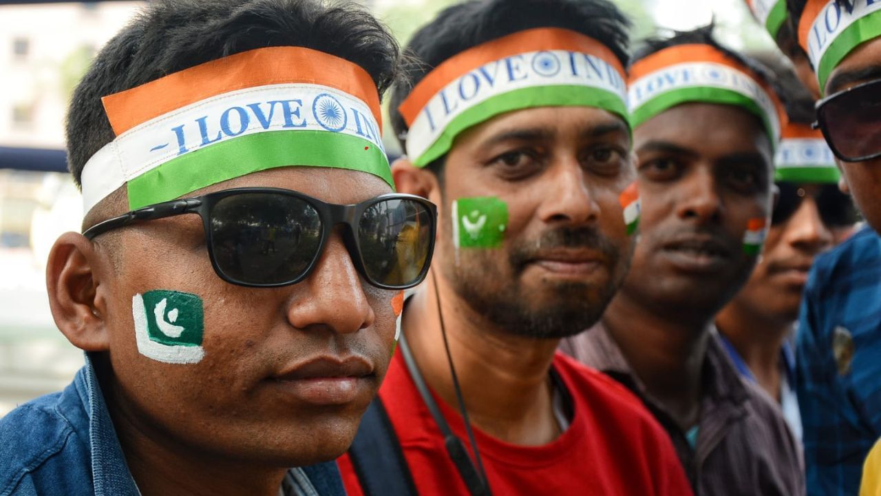 ক্রিকেটের নন্দনকাননে মুখোমুখি পাকিস্তান ইংল্যান্ড। ছুটির দিনে ইডেনমুখী দর্শক। সকাল থেকেই ইডেন চত্ত্বরে ভিড় জমিয়েছিলেন দর্শকরা। (ছবি:রাহুল সাধুখাঁ)