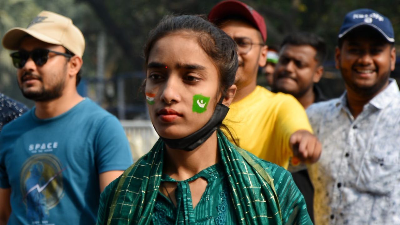 আজকের  ইডেন যেন  অন্য কথা বলছে। পাকিস্তানের সেমিফাইনালের স্বপ্ন প্রায় শেষ। বিদায়বেলায় কলকাতাবাসীর সমর্থন পাচ্ছেন বাবরা।(ছবি:রাহুল সাধুখাঁ)