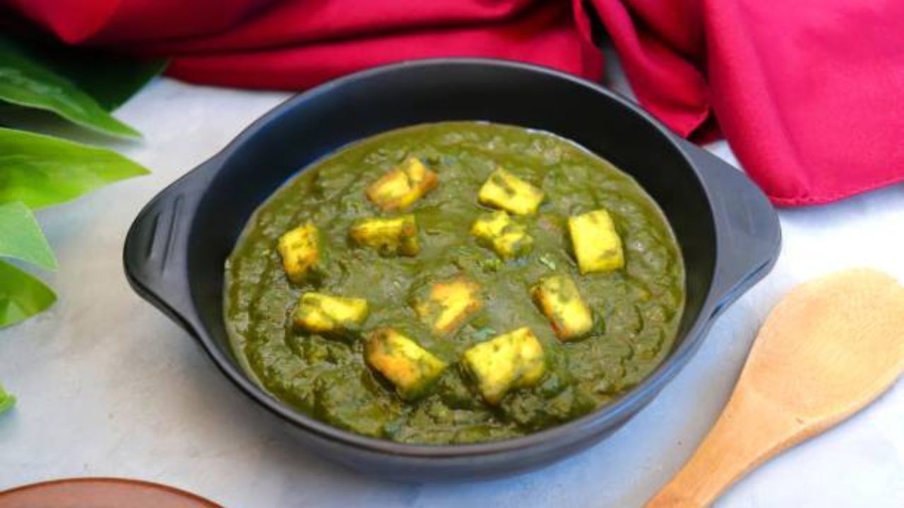 ময়দার সঙ্গে পালং শাকের ক্বাথ মিশিয়ে নিন। মাখার সময় পালং-এর সিদ্ধ করা জলটা দিন। ভালো করে মেখে নিয়ে বেলে নিন। এর পর সাদা তেল গরম করে একে একে লুচিগুলো ভেজে নিন