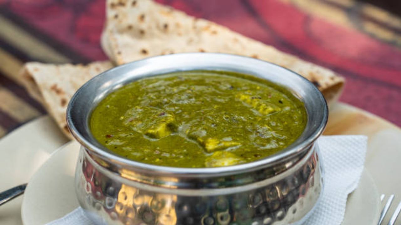 যা যা লাগছে- সবুজ লুচি বানাতে গেলে লাগবে  ময়দা, নুন, চিনি, পালং শাক ও সাদা তেল। যা ভাজার জন্য ব্যবহার করা হবে। পালং শাক বেছে নিয়ে তার পর সেটা ভালো করে বেটে নিন। এই পালং শাকের ক্বাথ ছাঁকনিতে ছেঁকে একটা কাপে ভালো করে ভরে নিন। এর পর ময়দায় নুন, চিনি মিশিয়ে নিন  