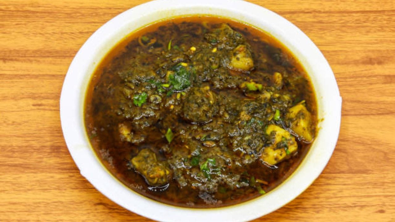 রোজই তো সাদা লুচি খান, এবার বানাতে পারেন সবুজ লুচি। বাড়ির ছোট্ট খুদেরাও আনন্দের সঙ্গে খেয়ে নেবে। উপরি পাওনা হিসেবে জুটবে পুষ্টিগুণ। আর এরকম সবুজ লুচিদেখতেও খুব ভাল লাগে