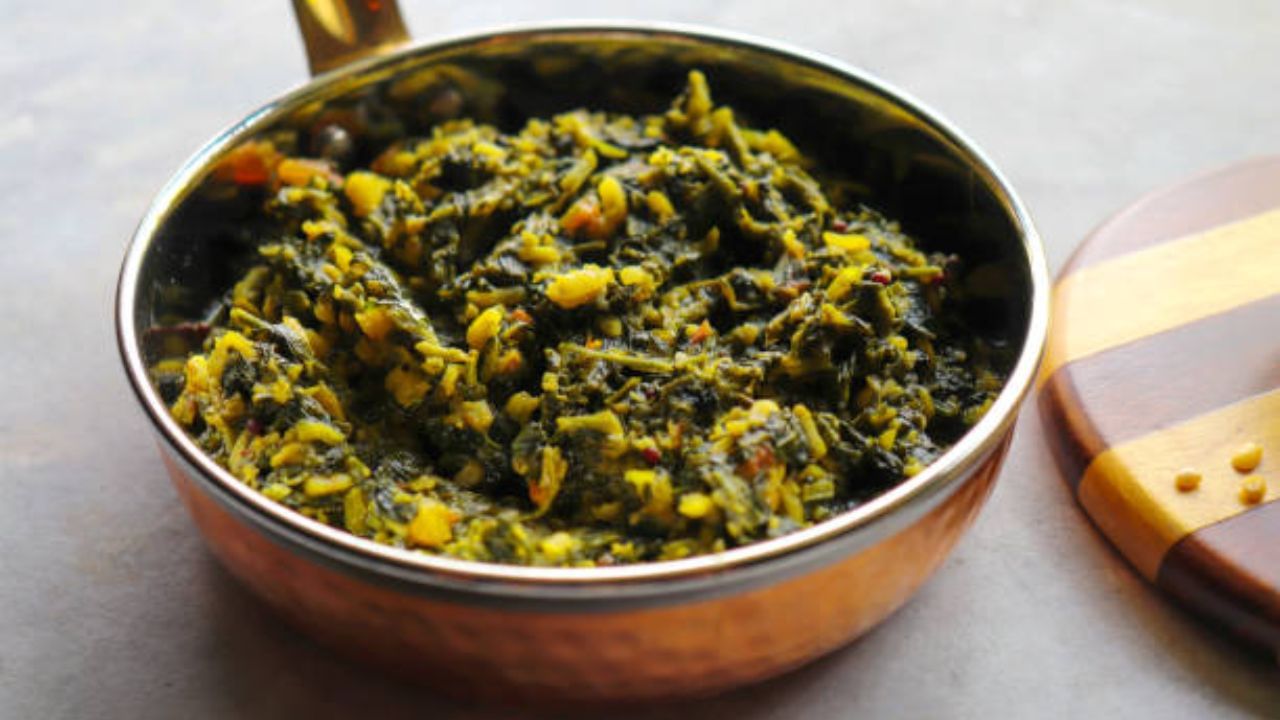 একটু নাড়াচাড়া করে পালং শাক দিয়ে নুন ও চিনি দিয়ে দিন। ঢিমে আঁচে রেঁধে নিন, এর পর  ঘি, অল্প খোয়া ক্ষীর ছড়িয়ে নামিয়ে নিন। উপর থেকে ভাজা বড়ি দিয়ে পরিবেশন করুন