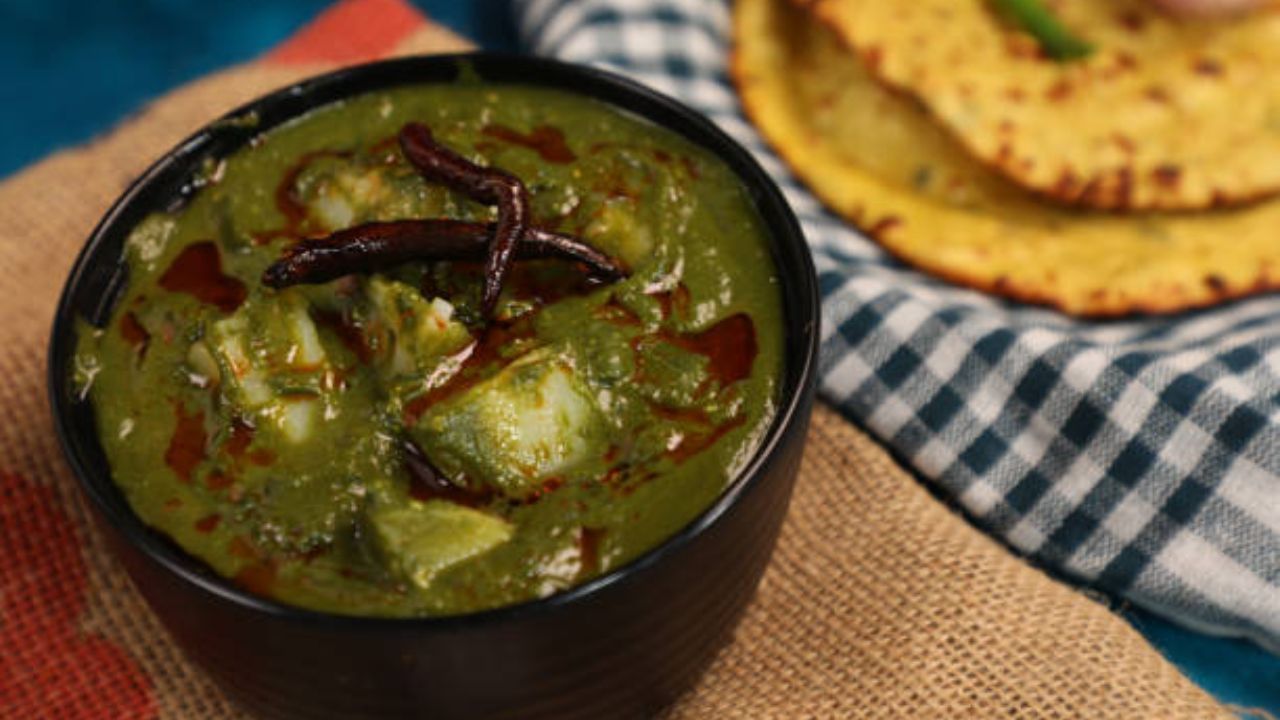 প্রথমে কড়াইতে তেল গরম করে বড়িগুলো ভেজে নিন। এর পর তাতে জয়িত্রী গুঁড়ো ও শুকনো লঙ্কা ফোড়ন দিন। এবার দিন বাকি সব সবজি। অর্থাৎ মুলো, গাজর, কড়াইশুঁটি 