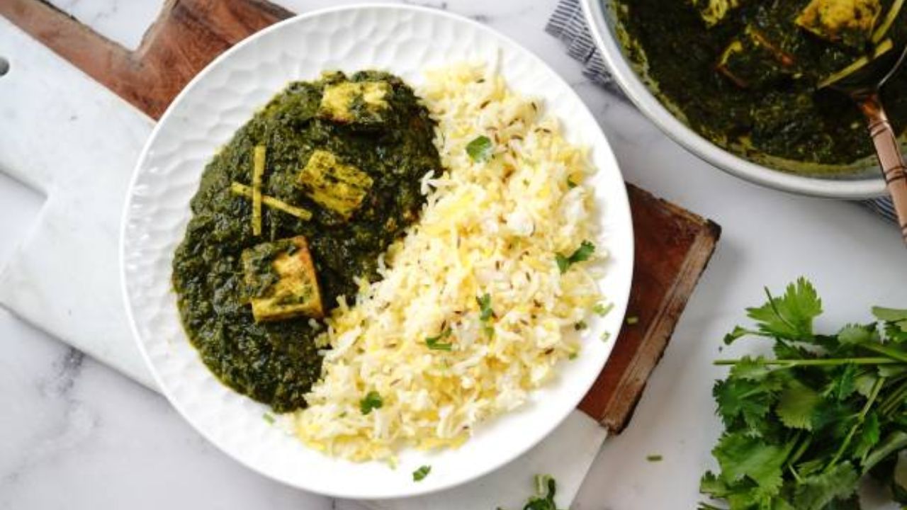 আজ বানিয়ে নিন সোহাগিনী পালং। নাম শুনেই অন্য রকম লাগছে তো? পালং এর এই রেসিপি খুবই আদরমাখা। দেখে নিন উপকরণ কী কী, পালং শাক, মুলো, কড়াইশুঁটি, গাজর, জয়িত্রী গুঁড়ো, বিউলির ডালের বড়ি, শুকনো লঙ্কা, খোয়া ক্ষীর, নুন, চিনি আর ঘি