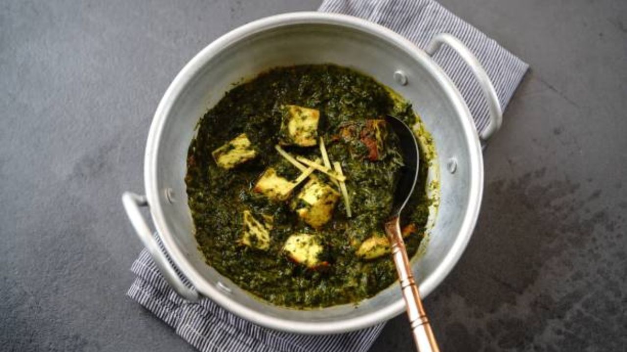 কেবল ঘন্টতে থেমে না থেকে পালং দিয়ে রেঁধে ফেলতে পারেন হরেক রকমের পদ। তৈরি করতে পারেন স্টার্টার থেকে ডেজার্টও। আজ রইল পালং-এর অন্যরকমের রেসিপি, যা আগে কখনও খাননি। পালং চিকেন, পালং পনির খেতেও বেশ লাগে। আবার পালং দিয়েও তৈরি করা যায় সুস্বাদু সব কাবাবও