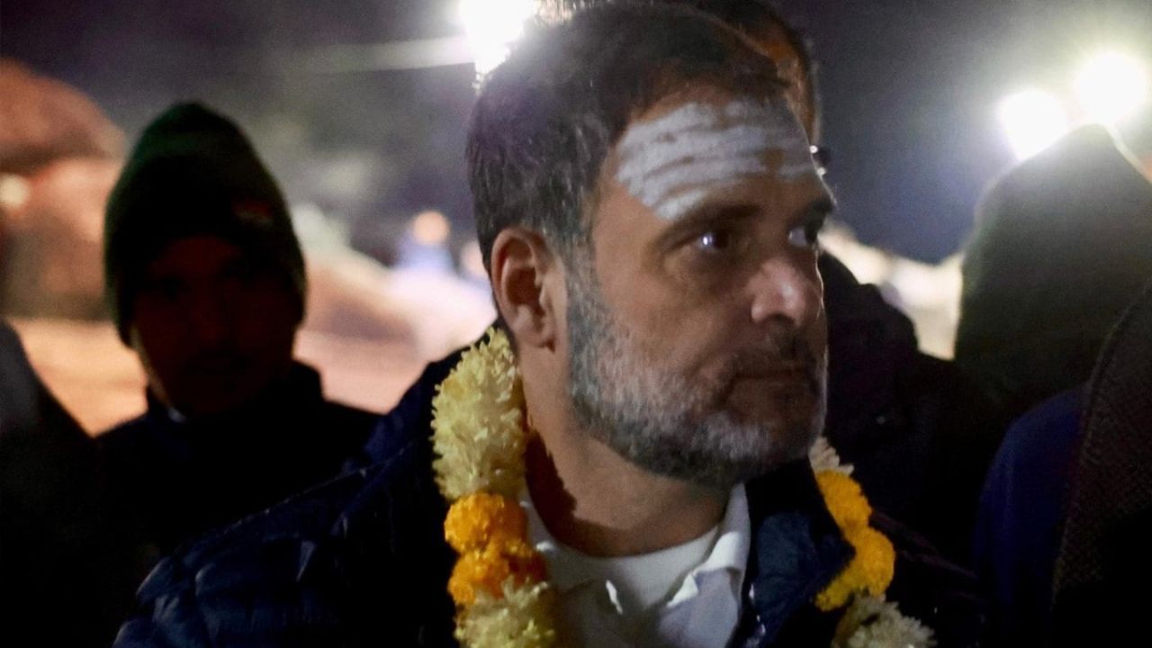 Rahul Gandhi VIDEO: মাথায় সাদা তিলক, কেদারনাথে পুণ্যার্থীদের চা পরিবেশন করছেন রাহুল গান্ধী