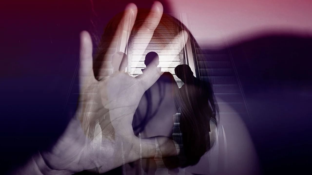 Malda: আমবাগানে অষ্টম শ্রেণির ছাত্রীকে লাগাতার ধর্ষণ, টাকা নিয়ে অভিযোগ তুলে নিতে চাপ Malda: আমবাগানে অষ্টম শ্রেণির ছাত্রীকে লাগাতার ধর্ষণ, টাকা নিয়ে অভিযোগ তুলে নিতে চাপ