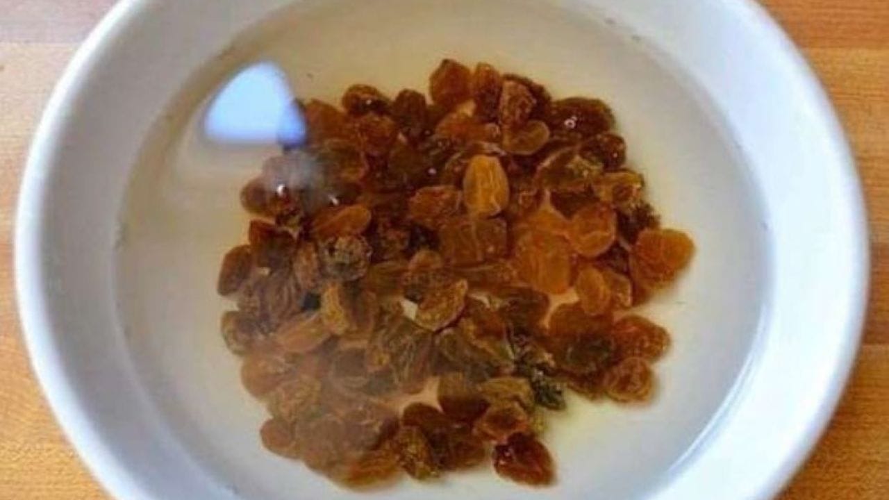 লিভারে জমে থাকা টক্সিন দূর করতে রোজ সকালে জলে ভেজানো কিশমিশ খান। শীতের সকালে এটি খেলে শরীরে জমে থাকা সমস্ত দূষিত পদার্থ বেরিয়ে যাবে। এতে রোগের ঝুঁকি কমবে এবং আপনি সুস্থ জীবনযাপন করতে পারবেন।