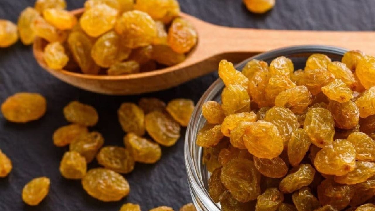 শীতকালে রোগের হাত থেকে সুরক্ষিত থাকতে অবশ্যই ভেজানো কিশমিশ খান। রোজ ভেজানো কিশমিশ খেলে সংক্রমণের ঝুঁকি কমাতে পারবেন। কিশমিশে ভিটামিন বি এবং সি রয়েছে, যা ইমিউনিটি গঠনে সাহায্য করে।