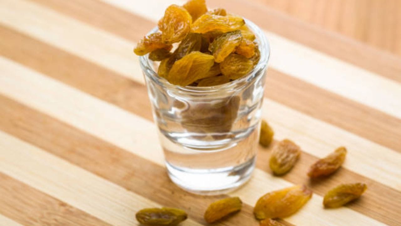 শীতের সকালে কম্বল ছেড়ে উঠতে বা কোনও কাজ করতে গেলেই ল্যাদ চলে আসে। কিন্তু ভেজানো কিশমিশ খেলে কাজ করার এনার্জি পাবেন। কিশমিশের মধ্যে ফ্রুটকোজ ও গ্লুকোজ রয়েছে, যা শরীরে এনার্জির জোগান দেয়। 