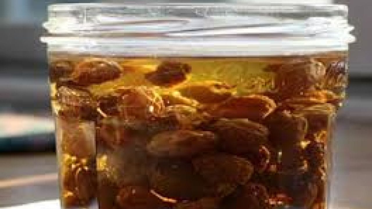 শীত এলেই জাঁকিয়ে বসে বাতের ব্যথা, জয়েন্টের যন্ত্রণা। এসব সমস্যা থেকে মুক্তি পেতে জলে ভেজানো কিশমিশ খাওয়া দরকার। কিশমিশের মধ্যে ক্যালশিয়াম রয়েছে, যা হাড়ের স্বাস্থ্য উন্নত করে। তাছাড়া জলে ভেজানো কিশমিশ খেলে অস্টিওপোরসিসের ঝুঁকিও কমে। 