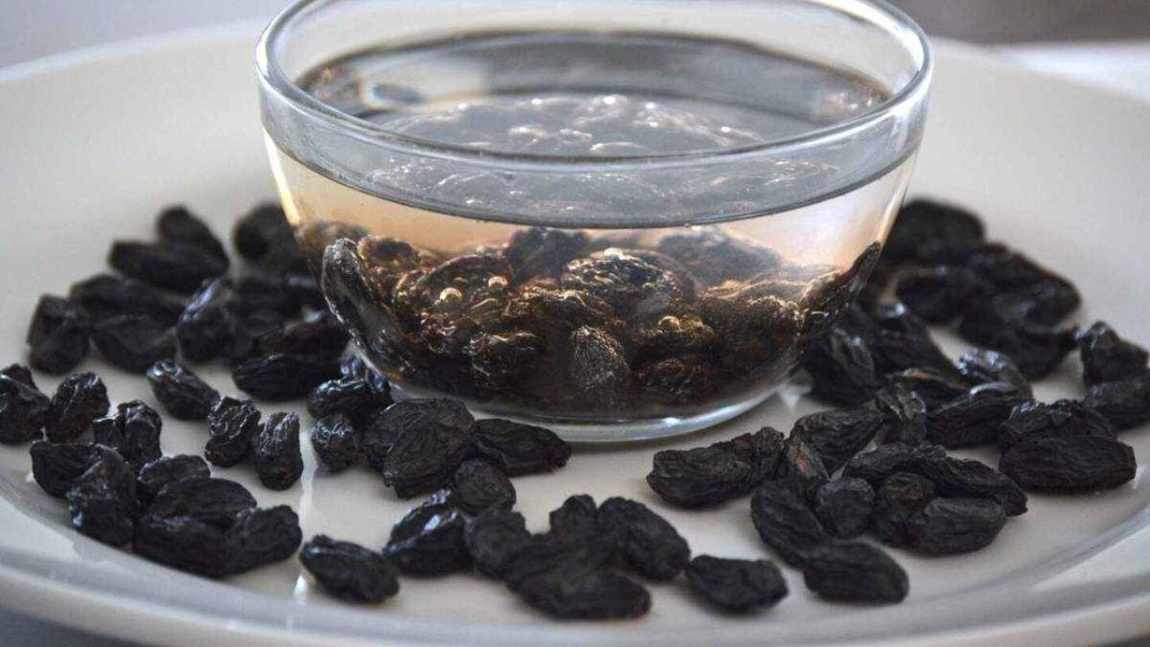 শীতকালে বদহজম, কোষ্ঠকাঠিন্যের সমস্যা খুব সাধারণ। কিন্তু আপনি যদি প্রতিদিন সকালে জলে ভেজানো কিশমিশ খান, পেট পরিষ্কার হয়ে যাবে খুব সহজেই। এটি কোষ্ঠকাঠিন্যের সমস্যাকে প্রতিরোধ করে। 