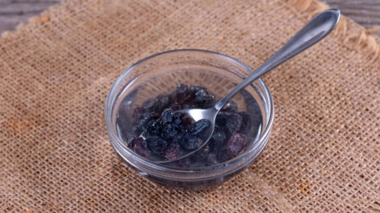 মহিলাদের মধ্যে রক্তাল্পতার ঝুঁকি সবচেয়ে বেশি। অনেক সময় এই রোগ প্রাণও কেড়ে নেয়। কিন্তু ভেজানো কিশমিশ খেলে এই ভয় নেই। কিশমিশের মধ্যে আয়রন রয়েছে, যা রক্তে লোহিত কণিকার মাত্রা বৃদ্ধি করে রক্তাল্পতার ঝুঁকি কমায়। 