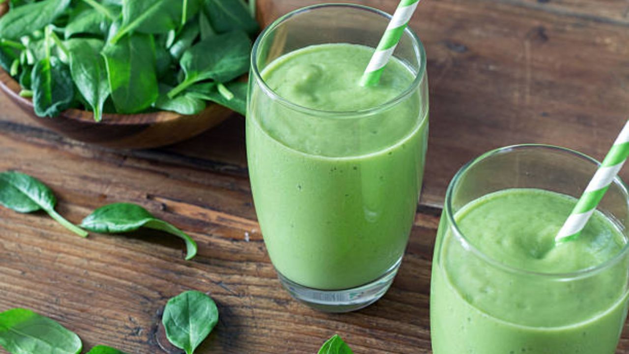 হাত সময় কম? পালং শাকের স্মুদি বানিয়ে পান করতে পারেন। গ্রিক ইয়োগার্ট‌ের সঙ্গে এক মুঠো তাজা পালং শাক আর অল্প আমন্ড মিল্ক ব্লেন্ড করে নিন। বরফ কুচি মিশিয়ে পান করন পালং শাকের স্মুদি। স্বাদের জন্য মধুও মেশাতে পারেন।
