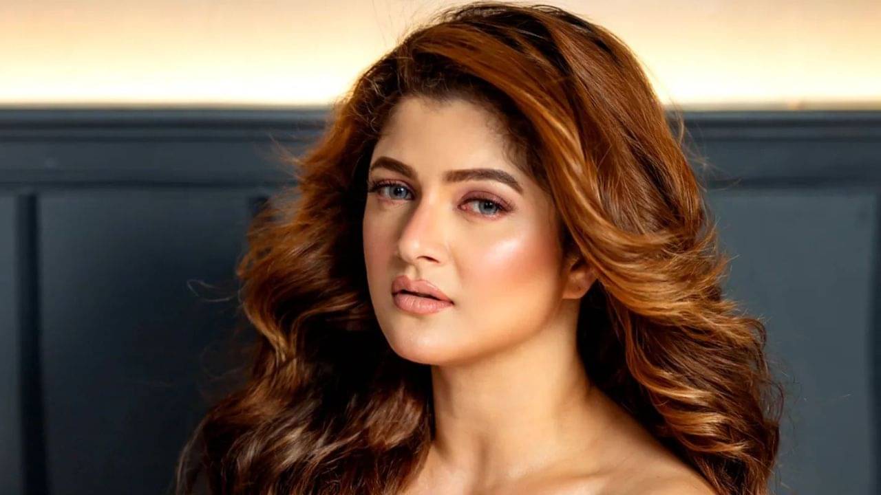 Srabanti Chatterjee: ‘খুব কষ্ট’ কেন বারবার পেতে হয় শ্রাবন্তীকে, ‘দেবী চৌধুরাণী’র পরিচালক দিলেন উত্তর