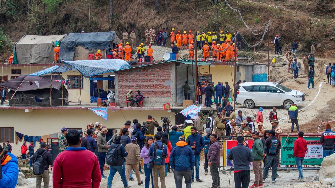 Uttarkashi Tunnel Rescue : सुरंग में फंसे मजदूरों की बचा ली गई जान, सभी निकल गए बाहर, रेस्क्यू ऑपरेशन…- Uttarkashi Tunnel Rescue: Lives of workers trapped in the tunnel were saved, everyone came out, rescue operation…