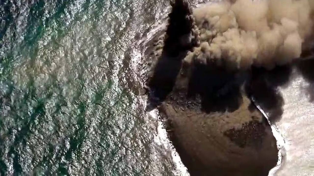 Underwater Volcano: সমুদ্রের অতলে ডুবে থাকা আগ্নেয়গিরি থেকে আচমকা অগ্ন্যুৎপাত, রাতারাতি তৈরি হল নতুন দ্বীপ