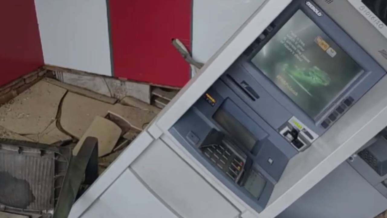 ATM Break Down: টাকা তোলার সময় মাটিতে ঢুকে গেল ATM! তাজ্জব এলাকাবাসী