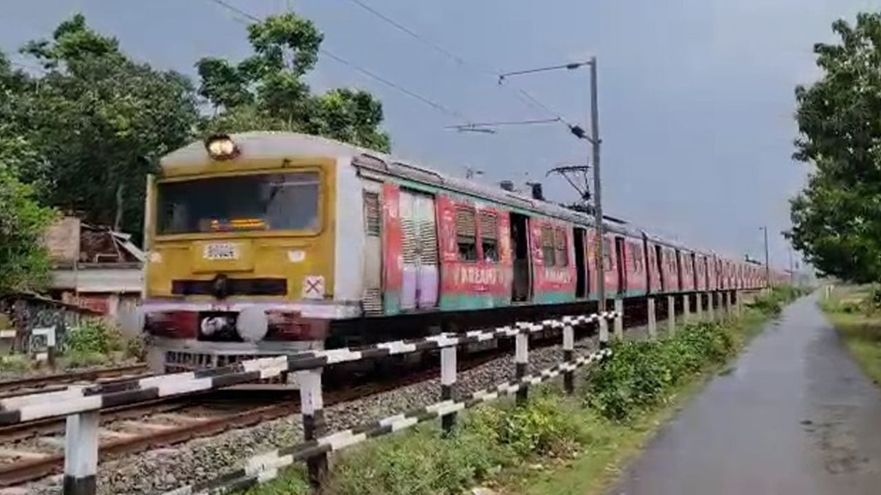 Haroa Rail Accident: চলন্ত ট্রেনের ধাক্কায় মৃত্যু যুবকের