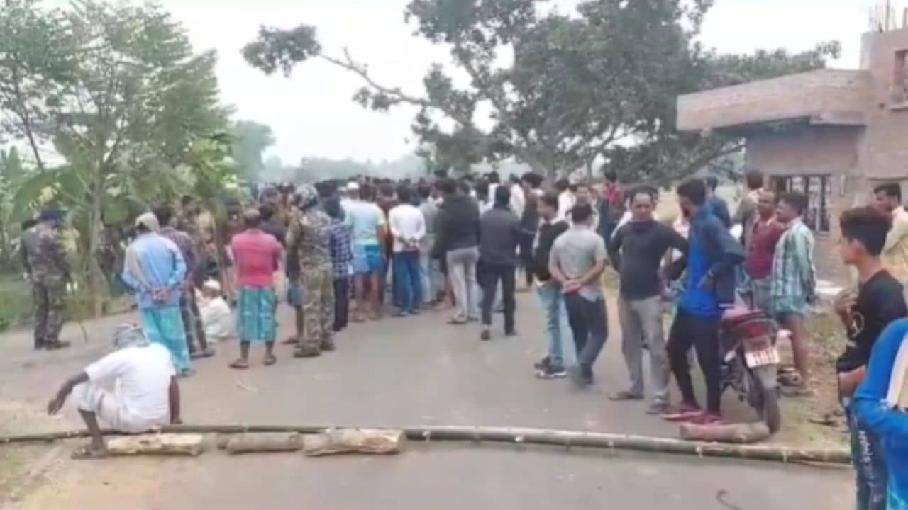 Arambag: প্রৌঢ়কে পিটিয়ে খুন, দেহ রাস্তায় ফেলে বিক্ষোভ