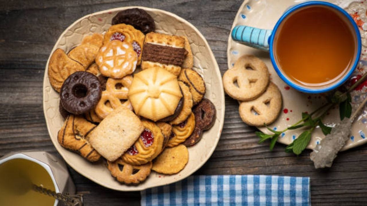 ১০-১২ মিনিট সময় লাগবে বিস্কুট ভাজতে। ৫ মিনিট পর বিস্কুট উল্টে-পাল্টে লাল করে ভেজে নিতে হবে। এতে বিস্কুট অনেক বেশি মুচমুচে হয়। একদম লাল করে ভাজা হয়ে গেলে তবেই বিস্কুট তুলে নিন। একটা থালায় সুন্দর করে সাজিয়ে রাখুন। একটু ঠান্ডা হলেই কামড় বসান বিস্কুটে।