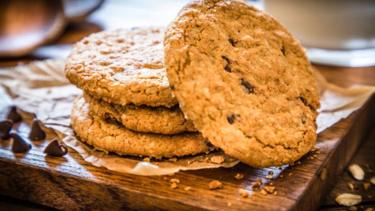 বাকি যে অংশ আছে তাও ভাল করে মেখে নিয়ে আবার গোল করে কেটে নিতে হবে। সব বিস্কুট গড়া হয়ে গেলে এবার তা ভেজে নিতে হবে। কড়াইতে সাদা তেল দিয়ে আঁচ কমিয়ে বিস্কুট ভাজতে হবে। সময় নিয়ে ধৈর্য ধরে ভাজুন