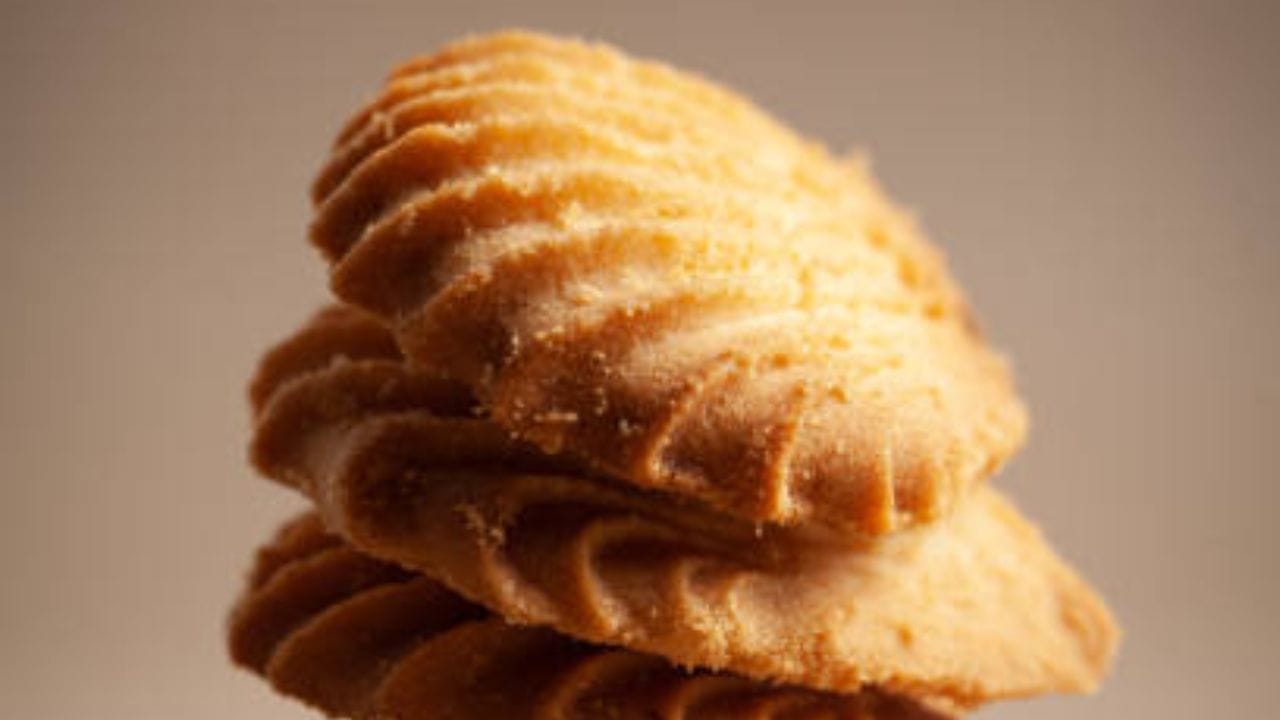 ডো ভাল করে মেখে নিয়ে লম্বা করে নিন। এবার মোটা করে এই পুরো ডো লম্বা করে বেলে নিতে হবে। চারিদিক চৌকো করে বেলবেন। এবার গ্লাস দিয়ে ছোট ছোট গোল গোল করে বিস্কুট কেটে নিতে হবে