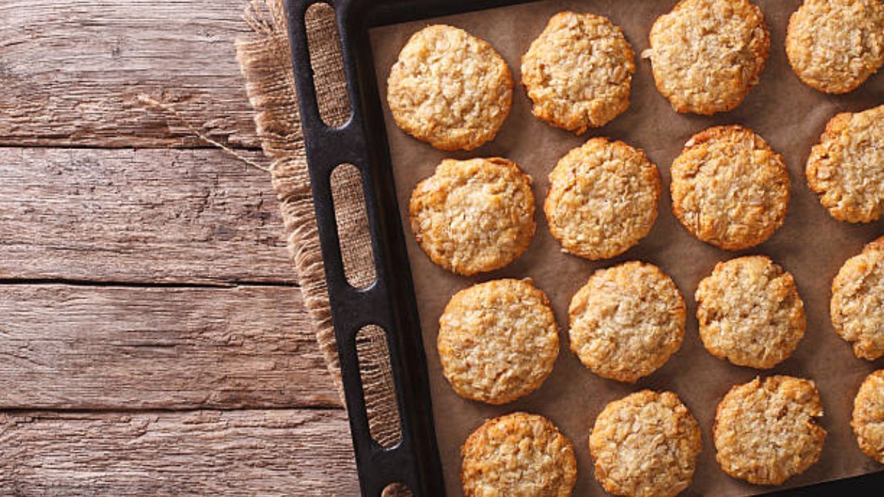 খুব কম সময়ে বানাতে পারবেন এই বিস্কুট। একটি বড় মিক্সিং বোলে এক কাপ আটা, হাফ কাপ সুজি সামান্য নুন, হাফ কাপ চিনি খুব ভাল করে মিশিয়ে দিতে হবে। এরপর এক কাপ নারকেল কোরা মিশিয়ে দিন এতে