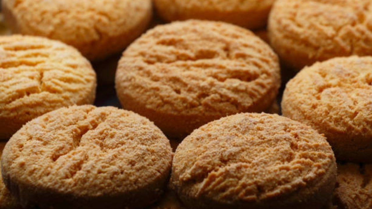 বাইরের যাবতীয় বিস্কুটের মধ্যে ময়দা, চিনি এসব অনেক বেশি থাকে। তবে বাড়িতে আটা দিয়েই বানিয়ে নিতে পারেন এই বিস্কুট। খেতে তো ভাল হবেই সেই সঙ্গে বানিয়ে নেওয়া খুব সহজ