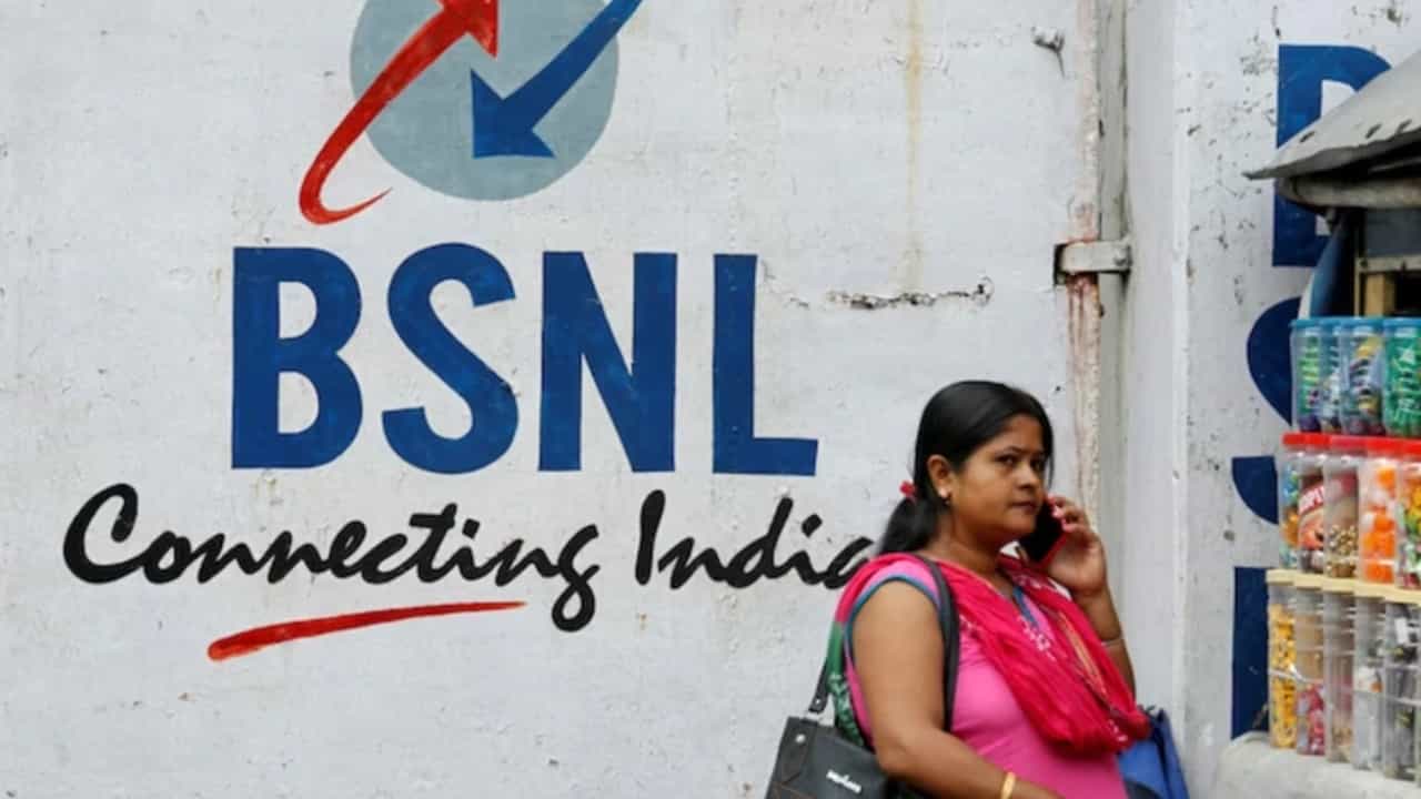 Profit of BSNL: ‘এভাবেও ফিরে আসা যায়…’, কেন্দ্রীয় মন্ত্রীর মুখে BSNL-র দেড় হাজার কোটির লাভের হিসাব Profit of BSNL: ‘এভাবেও ফিরে আসা যায়…’, কেন্দ্রীয় মন্ত্রীর মুখে BSNL-র দেড় হাজার কোটির লাভের হিসাব