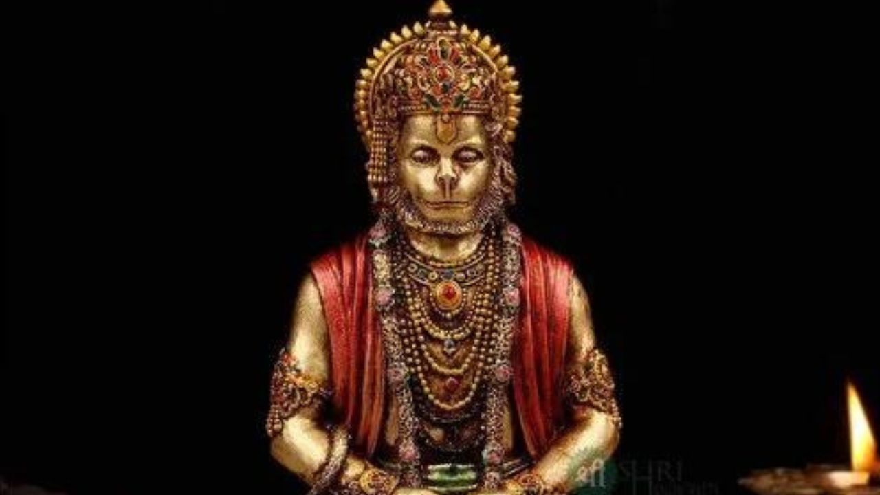  শ্রীরামচন্দ্রের একনিষ্ঠ ভক্তদের মধ্যে বজরঙ্গবলী হলেন সবার প্রথমে। দেবতা না হয়েও হিন্দুধর্মে একপ্রকার দেবতা হিসেবেই পূজিত হয়ে আসছেন তিনি। কথিত আছে, হনুমানজি হলেন অপরাজেয়, অমর ও মৃত্যুঞ্জয়ী। কলিযুগের দেবতা হিসেবেও তিনি অগ্রাধিকার পেয়েছেন। 