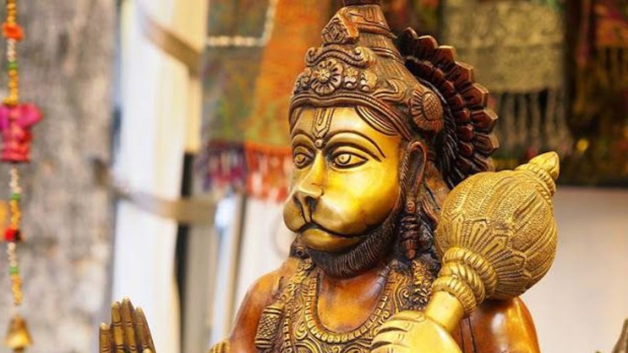 কথিত আছে, কলিযুগের দৃশ্যমান দেবতা হলেন এই হনুমানজি। শাস্ত্র অনুসারে, প্রতি মঙ্গলবার, বজরঙ্গবলীর উদ্দেশ্যে উত্‍সর্গ করা হয়ষ এই বিশেষ দিনেই শ্রীরামচন্দ্রের সঙ্গেই পুজো করা হয়। বিশ্বাস করা হয়,মঙ্গলবার উপবাস করে বজরঙ্গবলীর পুজো করলে মঙ্গলের দোষ দূর হয়। 