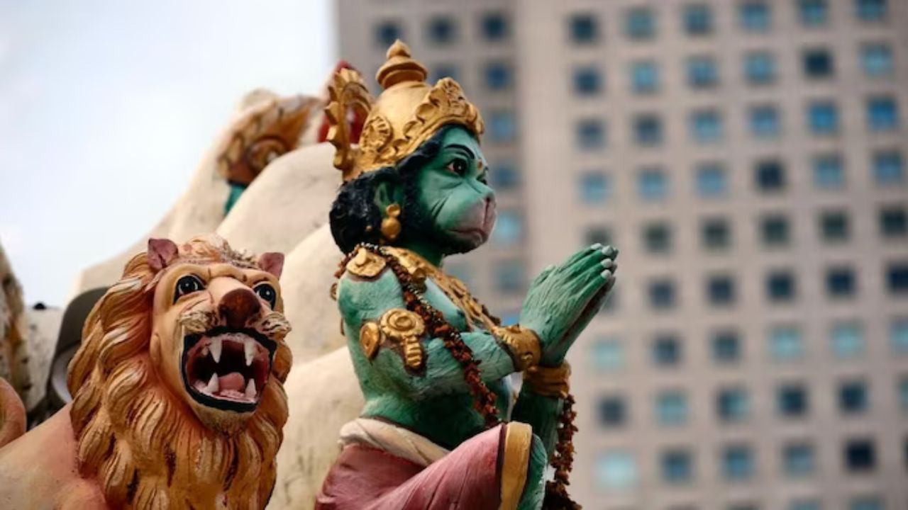 মঙ্গলবার ভগবান শ্রী রামের সঙ্গে হনুমানজিরও পূজা করা হয়। এ দিনে বজরঙ্গবলীর পূজা করলে মঙ্গল দোষ থেকে মুক্তি পাওয়া যায় বলে মনে করা হয়। এদিন ভক্তরা কখনওই অন্য কাউকে অপমান করবেন না। বিশেষ করে ভিক্ষুক, গরিব, রোগী, প্রতিবন্ধী বা বয়স্ক মানুষদের শ্রদ্ধা ও সম্মান জানান। তাতে মঙ্গলের দোষ কেটে যেতে পারে।