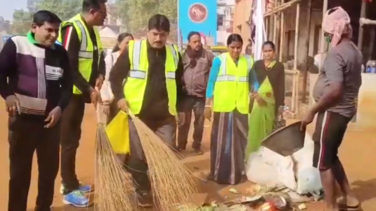Bankura: মেলা শেষ হতেই মাঠ সাফাইয়ে কাউন্সিলররা, 'ফটোসেশন' বলল BJP Bankura: মেলা শেষ হতেই মাঠ সাফাইয়ে কাউন্সিলররা, 'ফটোসেশন' বলল BJP