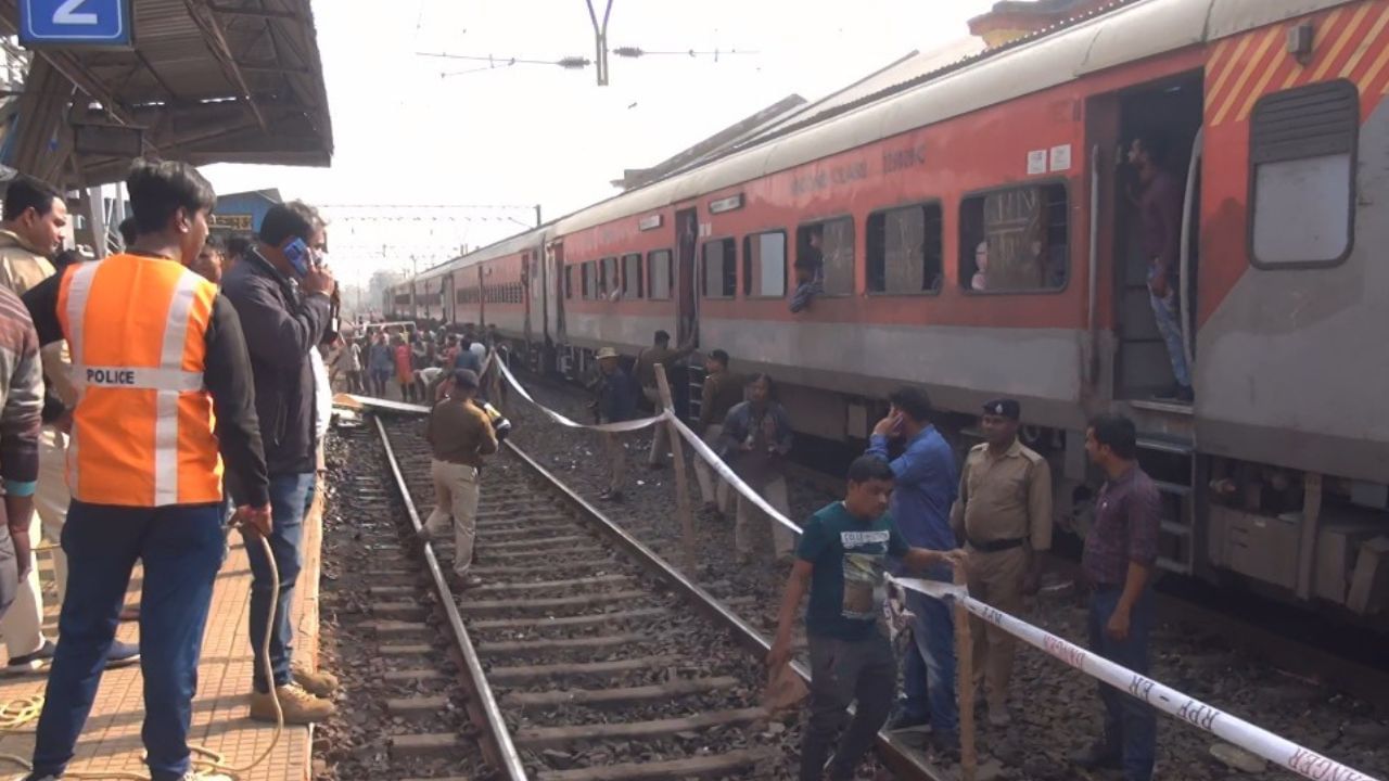 শেষ পাওয়া খবর অনুযায়ী বর্ধমান স্টেশনের দুই ও তিন নম্বরে ট্রেন চলাচল বন্ধ রয়েছে। তবে হাওড়া থেকে বর্ধমানগামী ট্রেন ব্যান্ডেল স্টেশন থেকে এখনো সময়ে চলছে। আপ বর্ধমান লোকাল কিছুক্ষণ আগেই ব্যান্ডেল ছেড়ে গেলো। তবে রেল সূত্রে খবর সকাল ১০টার আপ হাওড়া বর্ধমান লোকাল পূর্ব বর্ধমানের রোসুলপুর স্টেশনে দাঁড়িয়ে।