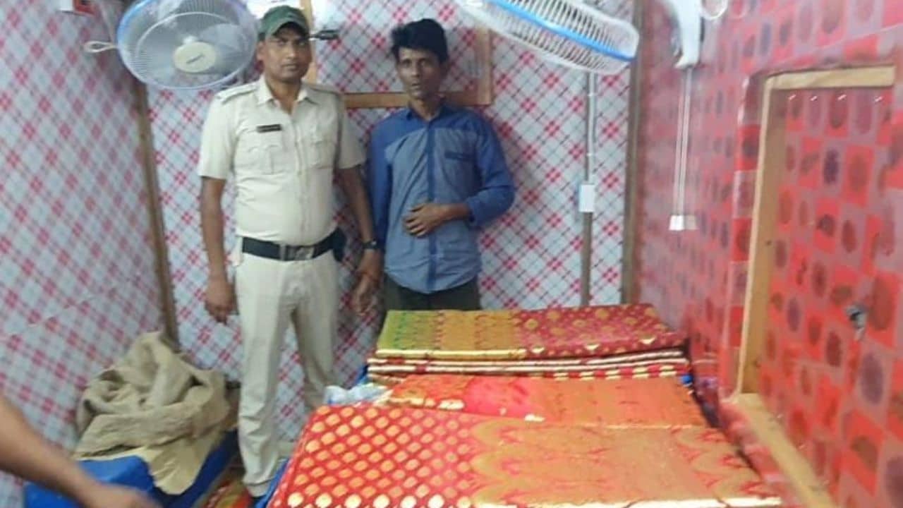 VIDEO: এ কেমন চোর! আলমারিতে ১০ লক্ষের শাড়ি, লাখ লাখ টাকার জামা!