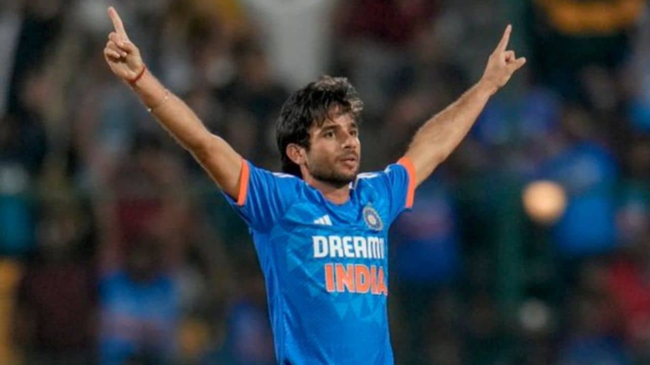 Ravi Bishnoi: আইসিসির ক্রমতালিকায় বড় চমক! বোলারদের সিংহাসনে বিষ্ণোই