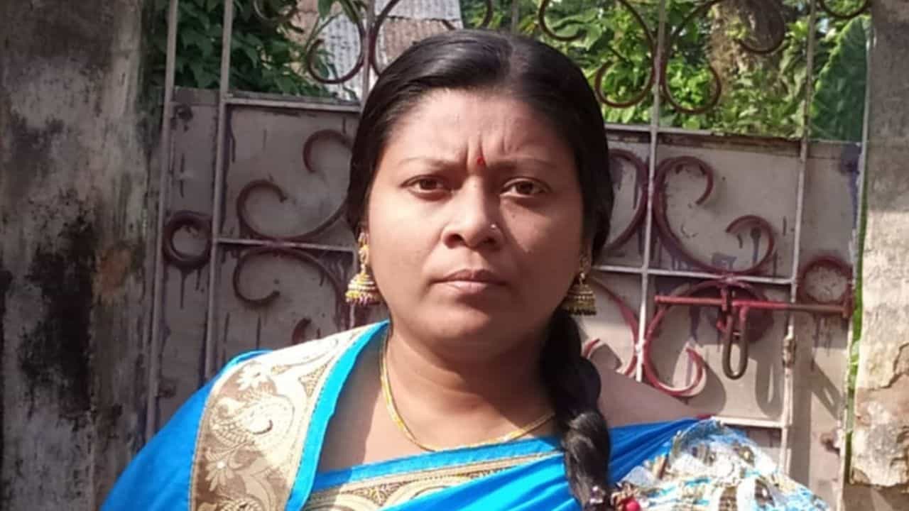 Budge Budge: গলায় পিতলের কলসি বেঁধে খালে ঝাঁপ নববধূর Budge Budge: গলায় পিতলের কলসি বেঁধে খালে ঝাঁপ নববধূর