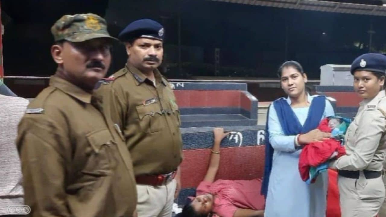 Burdwan: ভরা বর্ধমান স্টেশনের প্ল্যাটফর্মে প্রসূতিকে নতুন জীবনের স্বাদ দিল রেলপুলিশ