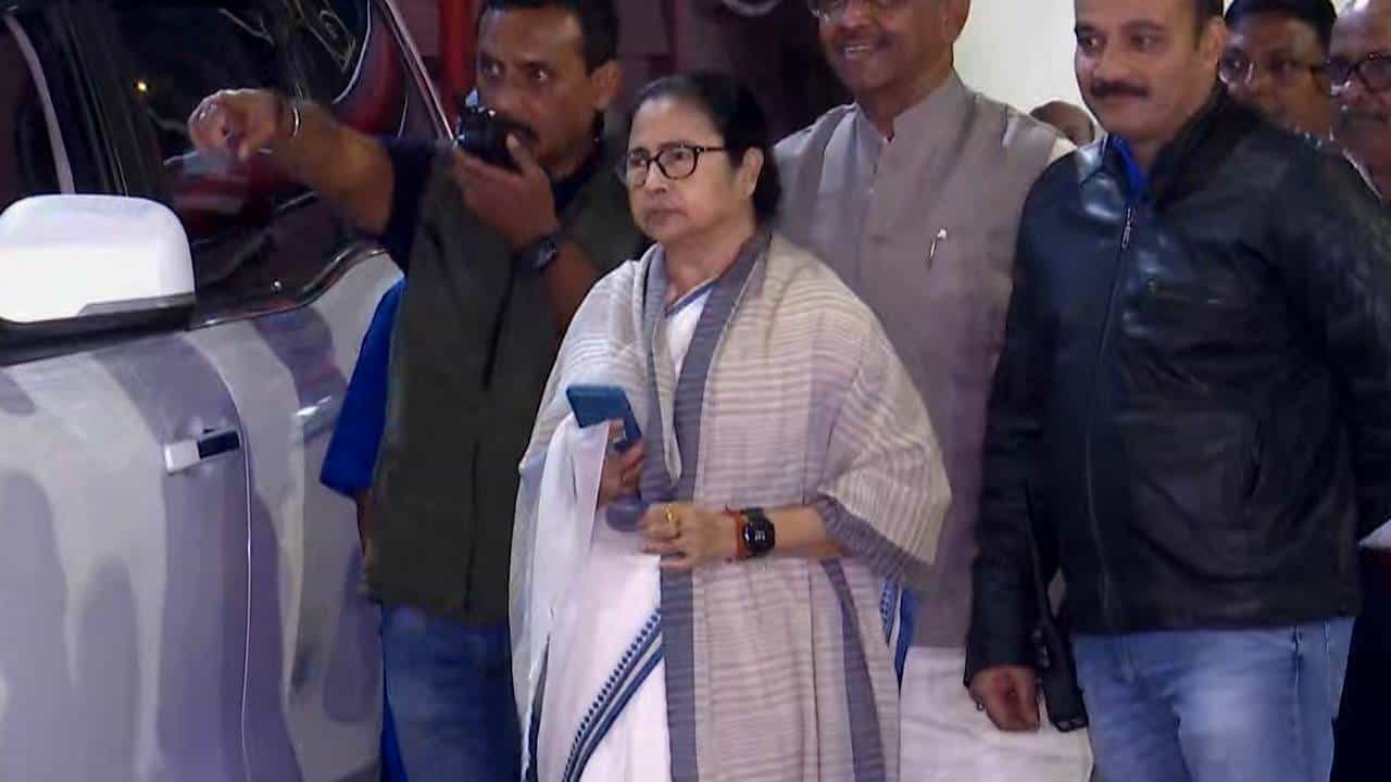 CM Mamata Banerjee: ডান কাঁধে পুরনো চোট, SSKM-এ সফল অস্ত্রোপচার মমতার CM Mamata Banerjee: ডান কাঁধে পুরনো চোট, SSKM-এ সফল অস্ত্রোপচার মমতার