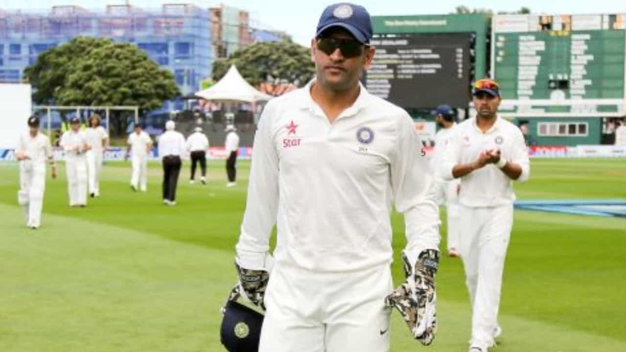 টেস্ট ক্রিকেটে অবসর নেওয়ার পর কেঁদে ফেলেছিলেন ধোনি! টেস্ট ক্রিকেটে অবসর নেওয়ার পর কেঁদে ফেলেছিলেন ধোনি!