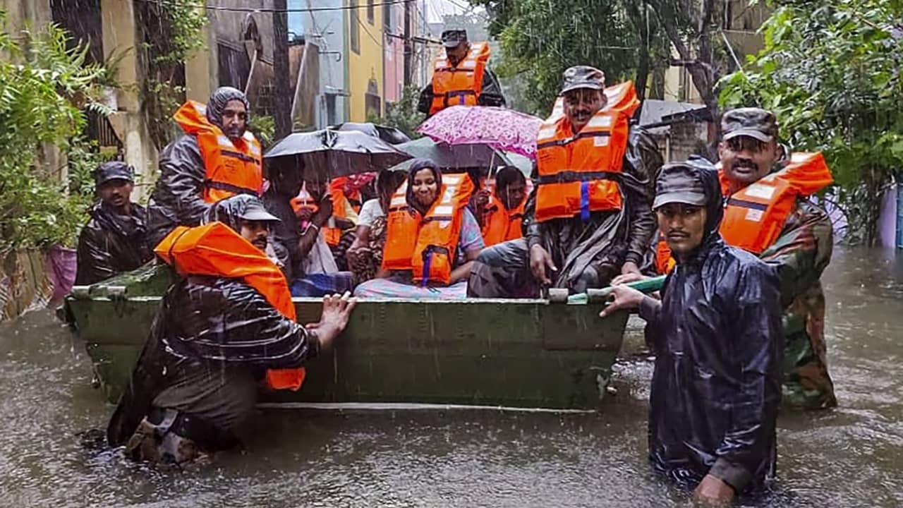 Cyclone Michaung: স্থলে এসে শক্তি হারাল মিগজাউম, তামিলনাড়ুতে মৃত বেড়ে ১২, প্রাণহানি নেই অন্ধ্রে